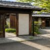 遠方の実家を遺品整理するために家族で段取りを確認しているイメージ
